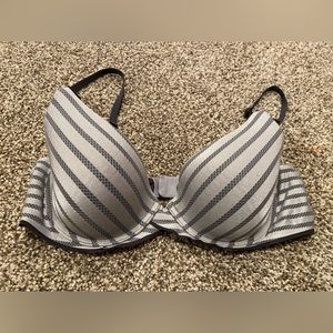Lightly lined Victoria’s Secret bra